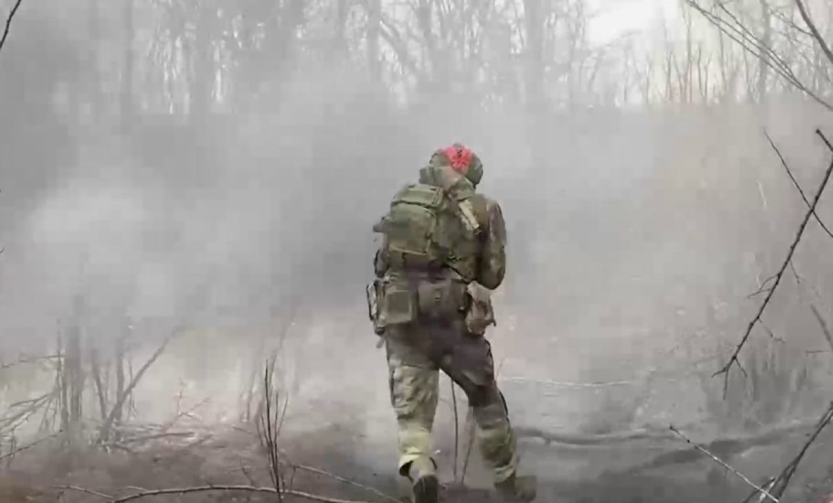 Foto de un soldado ruso avanzando en Ucrania remitida por el Ministerio de Defensa de Rusia a Europa Press