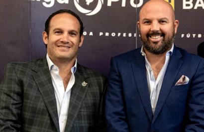 Francisco Egas (izq.) presidente de la FEF junto a Miguel Ángel Loor, presidente de la LigaPro