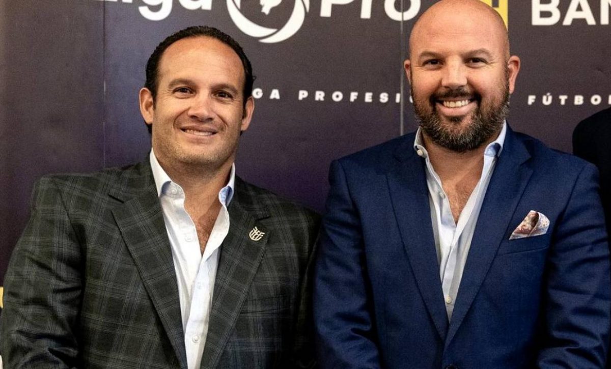 Francisco Egas (izq.) presidente de la FEF junto a Miguel Ángel Loor, presidente de la LigaPro