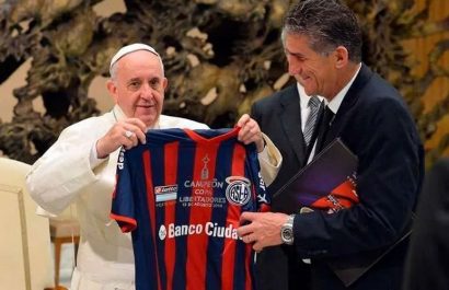 Francisco, el Papa más futbolero que recibió camisetas de Pelé, Messi, Ronaldo y Liga de Portoviejo