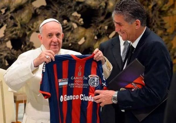 Francisco, el Papa más futbolero que recibió camisetas de Pelé, Messi, Ronaldo y Liga de Portoviejo