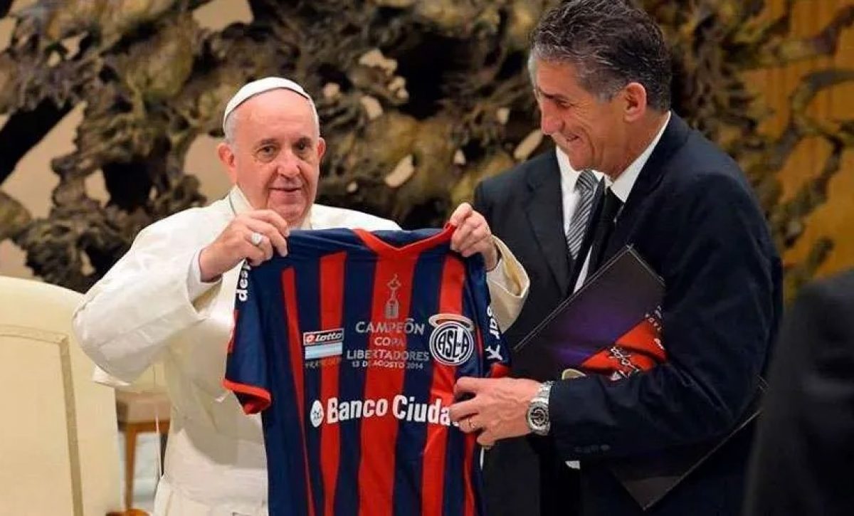 Francisco, el Papa más futbolero que recibió camisetas de Pelé, Messi, Ronaldo y Liga de Portoviejo