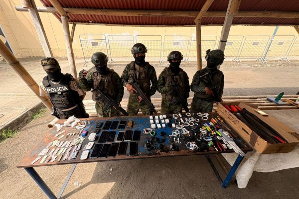 Fuerza de tarea Manabí incauta armas y drogas en operativo en cárcel de Portoviejo