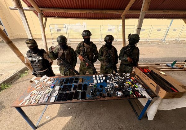 Fuerza de tarea Manabí incauta armas y drogas en operativo en cárcel de Portoviejo