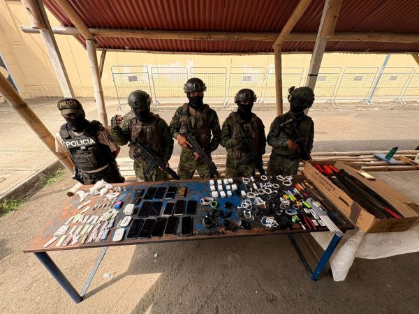 Fuerza de tarea Manabí incauta armas y drogas en operativo en cárcel de Portoviejo