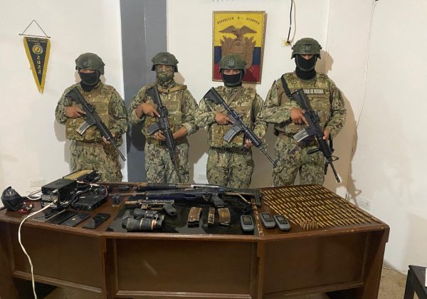 Parte del armamento que decomisó personal de las Fuerzas Armadas, en el operativo.