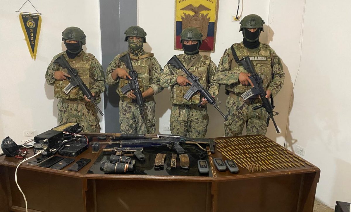 Parte del armamento que decomisó personal de las Fuerzas Armadas, en el operativo.
