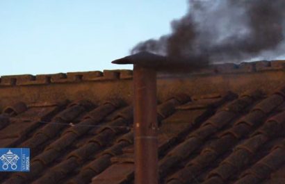 ¡Fumata negra! El mundo sigue esperando el nombre del nuevo papa, tras salir humo negro de la primera votación del cónclave
