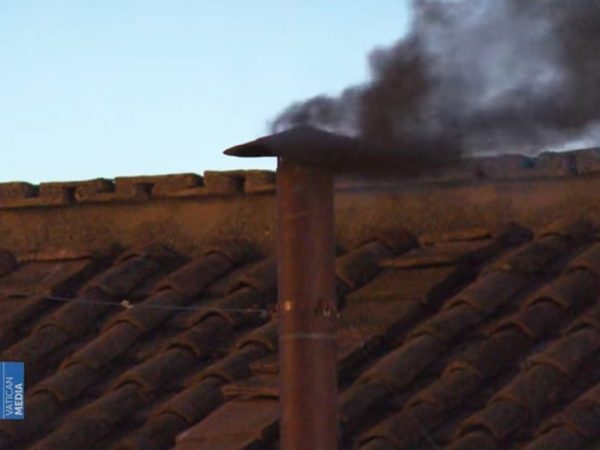 ¡Fumata negra! El mundo sigue esperando el nombre del nuevo papa, tras salir humo negro de la primera votación del cónclave