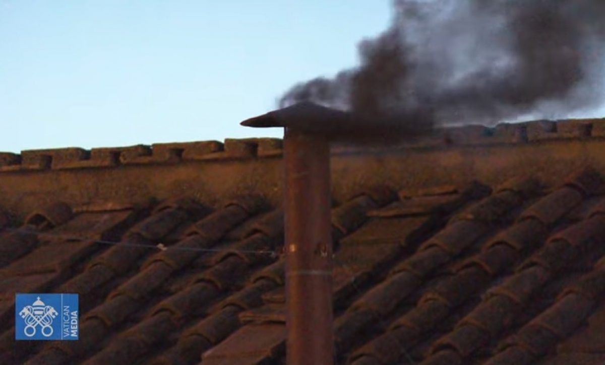 ¡Fumata negra! El mundo sigue esperando el nombre del nuevo papa, tras salir humo negro de la primera votación del cónclave