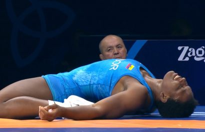 Momento en que Génesis Reasco se consagró campeona mundial de lucha, al vencer a luchadora de Kirguistán Medet Kyzy.