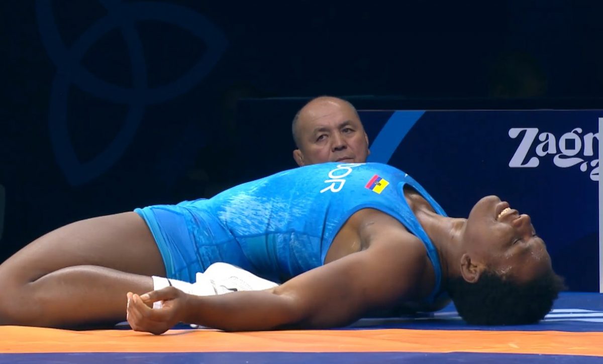Momento en que Génesis Reasco se consagró campeona mundial de lucha, al vencer a luchadora de Kirguistán Medet Kyzy.