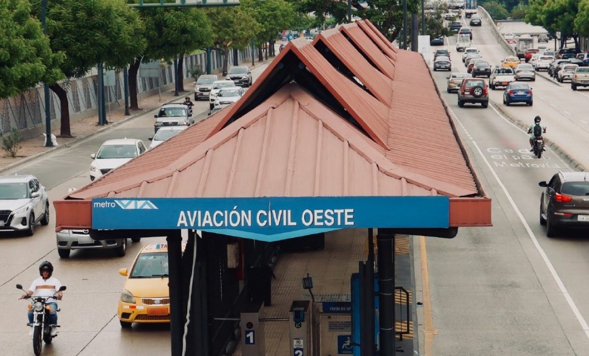 Usuarios de la Metrovía mantienen servicio en paradas cercanas a la Av. de las Américas, aunque con ajustes temporales.