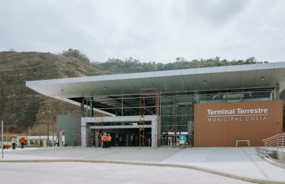 El proyecto, que cubre 34.000 metros cuadrados, incluye seis andenes iniciales ampliables a once para buses interprovinciales y urbanos.