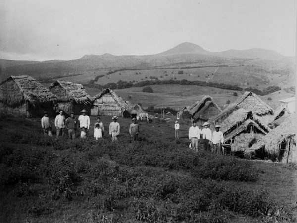 Casas de obreros, hacienda El Progreso, 1888, en la isla San Cristóbal, Galápagos, al mando de Manuel J Cobos.