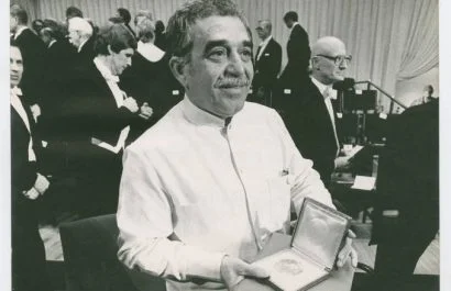 Gabriel García Márquez recibió el Premio Nobel de Literatura en 1982 por sus novelas y cuentos, donde lo fantástico y lo real se combinan en un mundo imaginario que refleja la vida y los conflictos de América Latina.