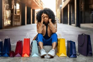 El gasto impulsivo en Ecuador está influenciado por emociones como el estrés o la necesidad de gratificación inmediata, exacerbadas por estrategias de marketing digital.