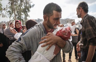 Familiares lloran ante los cuerpos de los niños muertos por un ataque israelí. (Anadolu/Getty Images)