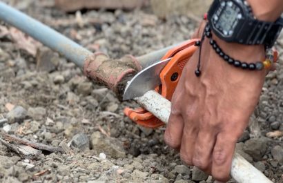 Personal de Portoaguas realiza el control a las guías de agua clandestina.