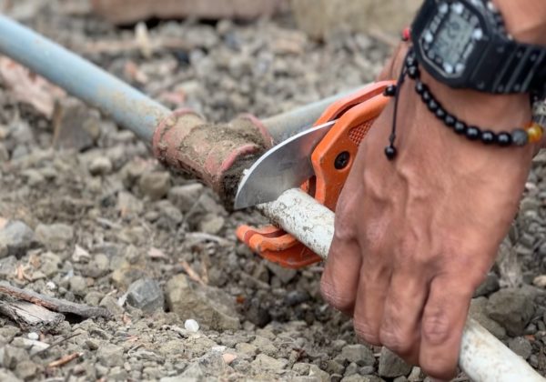 Personal de Portoaguas realiza el control a las guías de agua clandestina.