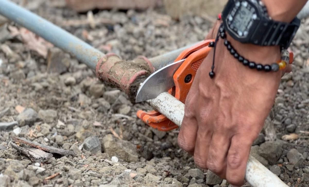 Personal de Portoaguas realiza el control a las guías de agua clandestina.