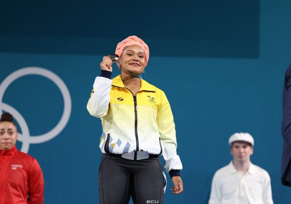 La pesista ecuatoriana Neisi Dajomes durante su participación en los Juegos Olímpicos de París.