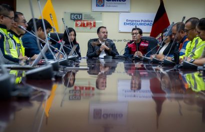 El alcalde de Quito, Pabel Muñoz (centro) durante una reunión.