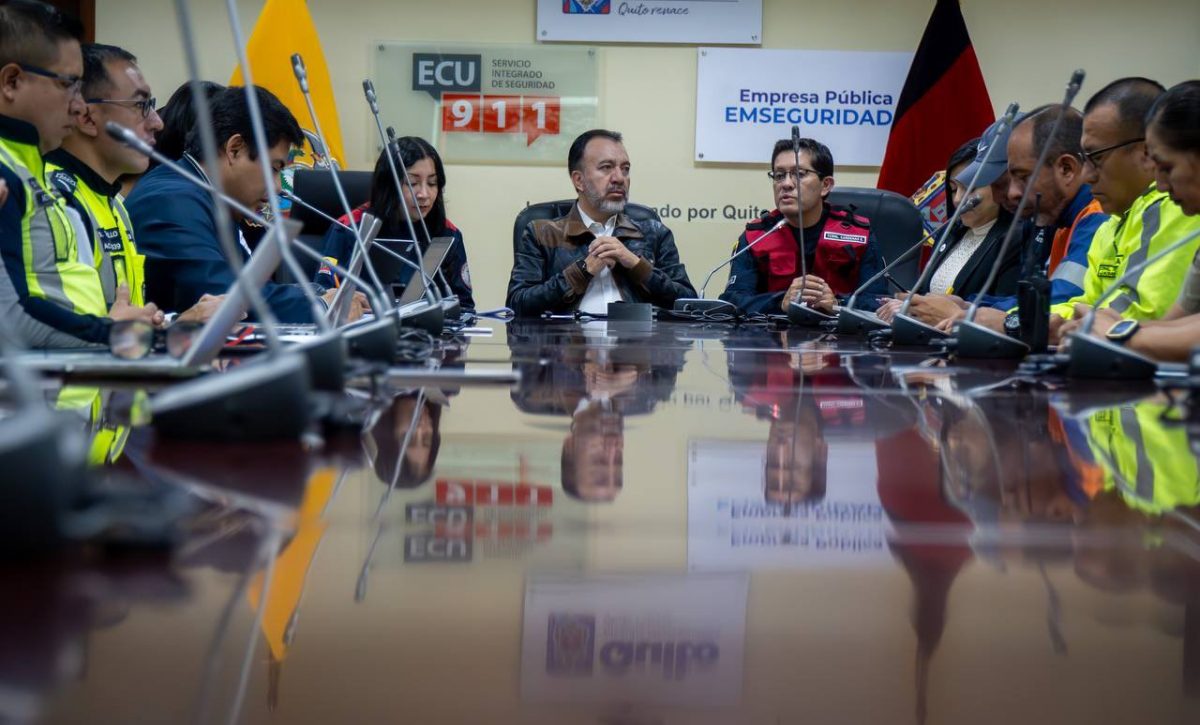 El alcalde de Quito, Pabel Muñoz (centro) durante una reunión.