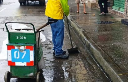 1.200 carretilleros de Urvaseo trabajarán desde las 06:00 limpiando los recintos electorales.
