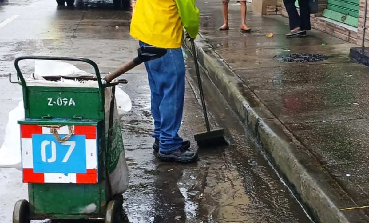 1.200 carretilleros de Urvaseo trabajarán desde las 06:00 limpiando los recintos electorales.