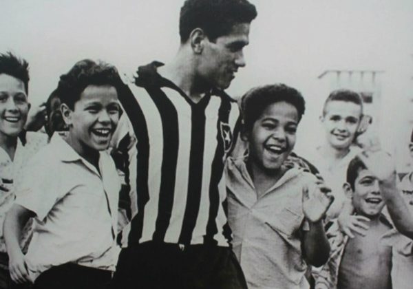 Fue en 1951 cuando Garrincha firmó aquel primer contrato con Botafogo y se convirtió en futbolista profesional.