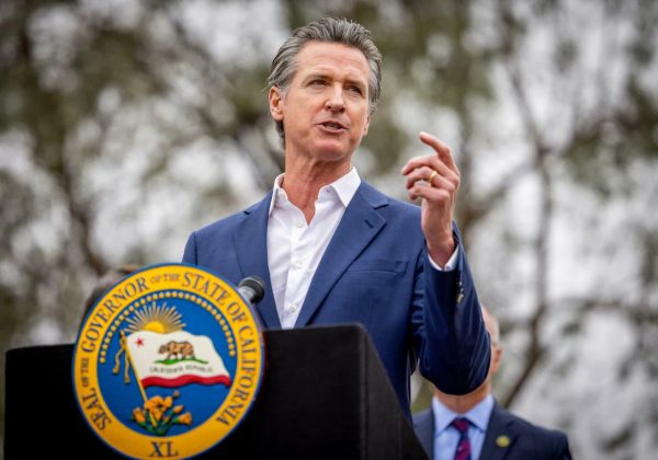 El gobernador de California, Gavin Newsom, se posiciona como un firme opositor a las políticas de Donald Trump.