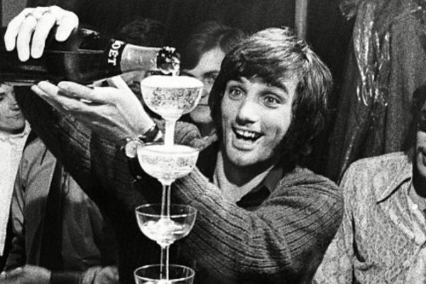 George Best dijo una vez: “Si tuviera que elegir entre driblar a cinco jugadores y marcar desde 40 metros en Anfield o acostarme con una Miss Mundo, sería una elección difícil. Por suerte, he hecho ambas cosas”.