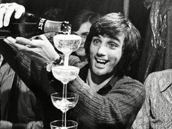 George Best dijo una vez: “Si tuviera que elegir entre driblar a cinco jugadores y marcar desde 40 metros en Anfield o acostarme con una Miss Mundo, sería una elección difícil. Por suerte, he hecho ambas cosas”.