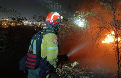 Gigantesco incendio forestal en Cerro Colorado alarma al norte de Guayaquil