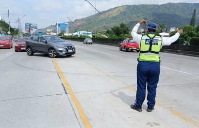 Gobernadora del Guayas, Zaida Rovira, denuncia presiones por obra en avenida del Bombero