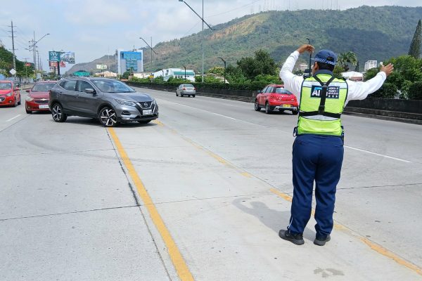 Gobernadora del Guayas, Zaida Rovira, denuncia presiones por obra en avenida del Bombero