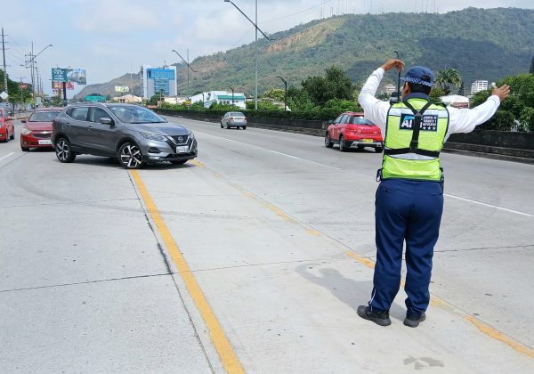 Gobernadora del Guayas, Zaida Rovira, denuncia presiones por obra en avenida del Bombero