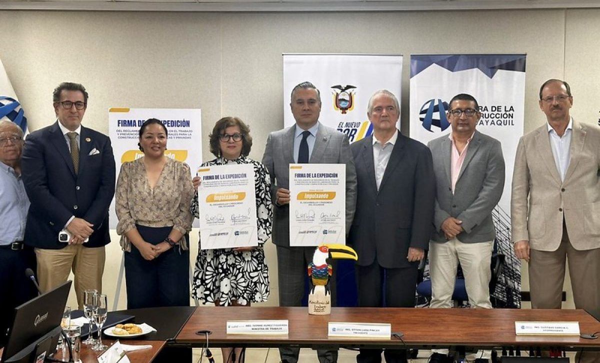 Gobierno de Ecuador impulsa la seguridad laboral en el sector de la construcción con nuevo reglamento.