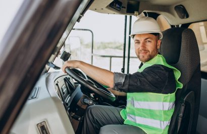 Gobierno de Ecuador lanza programa Nuevo Transporte con beneficios económicos para transportistas.