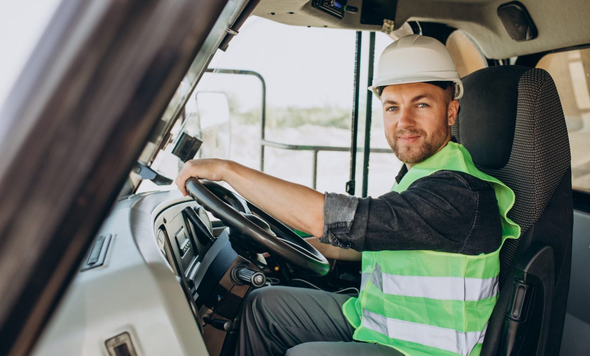 Gobierno de Ecuador lanza programa Nuevo Transporte con beneficios económicos para transportistas.