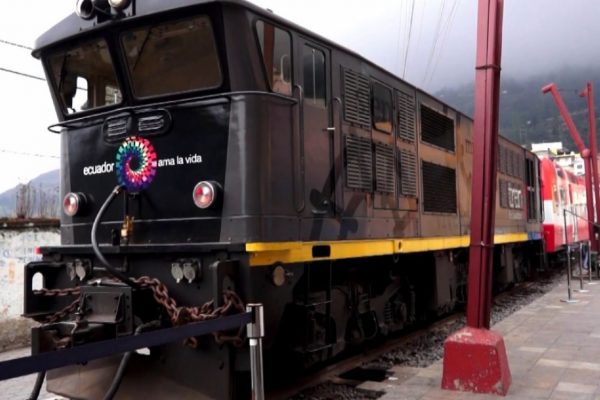 Gobierno de Noboa extiende liquidación de ferrocarriles del Ecuador hasta 2025 y reactiva rutas turísticas