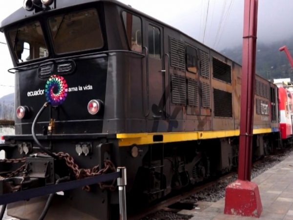 Gobierno de Noboa extiende liquidación de ferrocarriles del Ecuador hasta 2025 y reactiva rutas turísticas