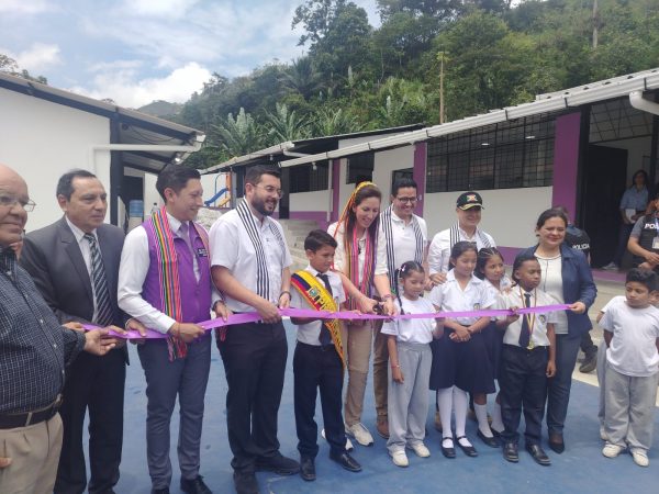 Gobierno reabre escuela rural Martínez Mera con inversión de 163 mil dólares en Santo Domingo by 41