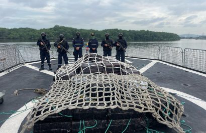 Golpe al narcotráfico en Salinas, Ecuador Armada Nacional incautó 48 bultos de cocaína y detuvo a cinco sujetos