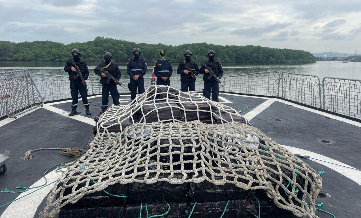 Golpe al narcotráfico en Salinas, Ecuador Armada Nacional incautó 48 bultos de cocaína y detuvo a cinco sujetos