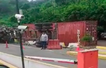 Desgracia con suerte: tráiler se vuelca al costado del peaje en la vía Portoviejo-Montecristi; no hay fallecidos