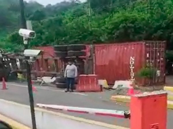 Desgracia con suerte: tráiler se vuelca al costado del peaje en la vía Portoviejo-Montecristi; no hay fallecidos