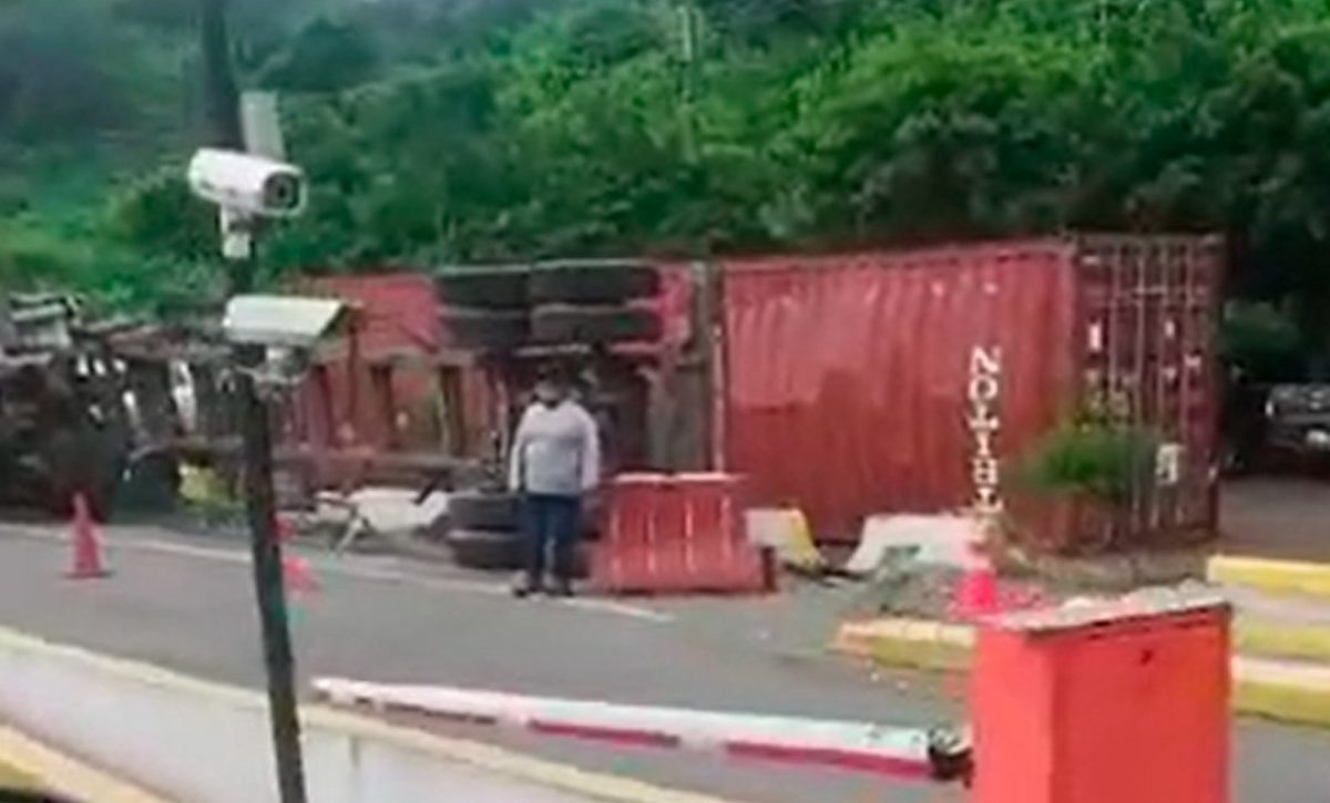 Desgracia con suerte: tráiler se vuelca al costado del peaje en la vía Portoviejo-Montecristi; no hay fallecidos