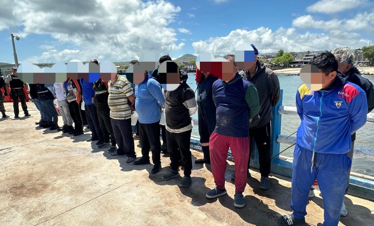 Los detenidos en el barco atunero Monte-Cristi donde hallaron 71 sacos con cocaína.